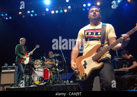 4. Dezember 2007 - Norfolk, Virginia, USA - (L-R) Sänger / Gitarrist DANIEL JOHNS, Schlagzeuger BEN GILLIES und Bass-Gitarrist CHRIS JOANNOU der Band Silverchair tritt da 2007 Tour macht Halt in der Ted-konstante-Center befindet sich auf dem Campus der Old Dominion University. Copyright 2007 Jason Stockfoto