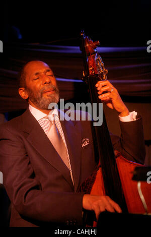 Das Bill Frisell, Ron Carter und Paul Motian Trio at The Blue Note in New York am 5. Dezember 2007 durchführen.  Bill Frisell - Gitarre.  Ron Carter, Bass. Paul Motian, Schlagzeug. Stockfoto