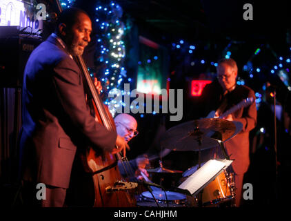 Das Bill Frisell, Ron Carter und Paul Motian Trio at The Blue Note in New York am 5. Dezember 2007 durchführen.  Bill Frisell - Gitarre.  Ron Carter, Bass. Paul Motian, Schlagzeug. Stockfoto