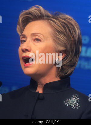 5. Dezember 2007 - New York, NY, USA - demokratische Präsidentschaftswahlen hoffnungsvollen Senatorin HILLARY CLINTON hält eine Rede an der Nasdaq Market. Adressierung der Hypothekenkrise. (Kredit-Bild: © Nancy Kaszerman/ZUMA Press) Stockfoto