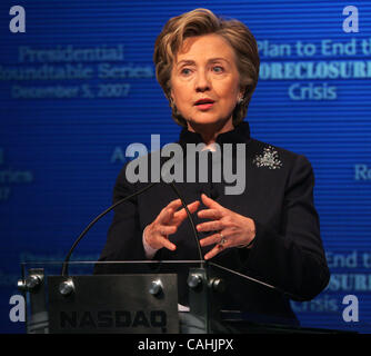 5. Dezember 2007 - New York, NY, USA - demokratische Präsidentschaftswahlen hoffnungsvollen Senatorin HILLARY CLINTON hält eine Rede an der Nasdaq Market. Adressierung der Hypothekenkrise. (Kredit-Bild: © Nancy Kaszerman/ZUMA Press) Stockfoto