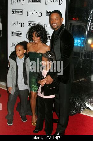 11. Dezember 2007 - New York, New York, US - K55839ML. ICH BIN LEGENDE PREMIERE AM WA MU THEATER. MADISON SQUARE GARDEN, New York City-12-11-2007.JADA PINKETT-SMITH, Wille, WILLOW und JADEN SMITH.  -2007 (Kredit-Bild: © Mitchell Levy/Globe Photos/ZUMAPRESS.com) Stockfoto