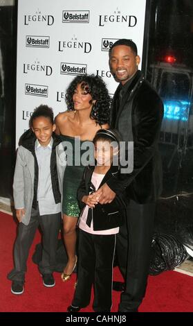 11. Dezember 2007 - New York, New York, US - K55839ML. ICH BIN LEGENDE PREMIERE AM WA MU THEATER. MADISON SQUARE GARDEN, New York City-12-11-2007.JADA PINKETT-SMITH, Wille, WILLOW und JADEN SMITH.  -2007 (Kredit-Bild: © Mitchell Levy/Globe Photos/ZUMAPRESS.com) Stockfoto