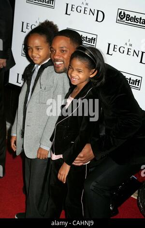 11. Dezember 2007 - New York, New York, US - K55839ML. ICH BIN LEGENDE PREMIERE AM WA MU THEATER. MADISON SQUARE GARDEN, New York City-12-11-2007.WILL-SMITH mit WILLOW und JADEN SMITH mit.  -2007 (Kredit-Bild: © Mitchell Levy/Globe Photos/ZUMAPRESS.com) Stockfoto