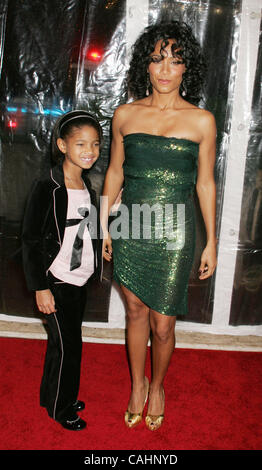 11. Dezember 2007 - New York, NY, USA - Schauspielerin JADA PINKETT-SMITH und ihre Tochter WILLOW SMITH bei der New York-Premiere von "I Am Legend" im Theatre im Madison Square Garden statt. (Kredit-Bild: © Nancy Kaszerman/ZUMA Press) Stockfoto