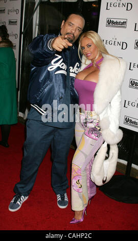 11. Dezember 2007 statt - New York, NY, USA - Schauspieler/Rapper ICE-T und Frau COCO bei der New York-Premiere von "I Am Legend" im Theater im Madison Square Garden. (Kredit-Bild: © Nancy Kaszerman/ZUMA Press) Stockfoto