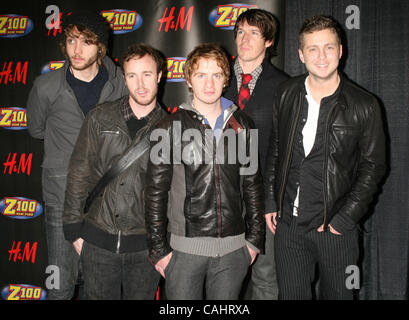 14. Dezember 2007 statt - New York, NY, USA - Musiker BRENT KUTZLE, EDDIE FISHER, DREW BROWN, ZACH FILKINS und RYAN TEDDER von ONE REPUBLIC Posen für Fotos im Presseraum für Z100 Jingle Ball 2007 im Madison Square Garden.  (Kredit-Bild: © Dan Herrick/ZUMA Press) Stockfoto