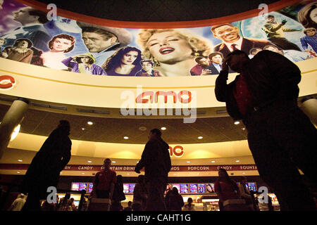 14. Dezember 2007 drängen - San Diego, Kalifornien, USA - Gönner die Lobby bei der Eröffnung des AMC Otay Ranch 12 Kino.  (Kredit-Bild: © Earnie Grafton/San Diego Union Tribune/ZUMA Press) Einschränkungen: * USA Boulevardpresse Rechte heraus * Stockfoto