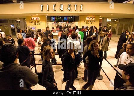 14. Dezember 2007 - San Diego, Kalifornien, USA - Kunden Line-up für Tickets bei der Eröffnung des AMC Otay Ranch 12 Kino.  (Kredit-Bild: © Earnie Grafton/San Diego Union Tribune/ZUMA Press) Einschränkungen: * USA Boulevardpresse Rechte heraus * Stockfoto