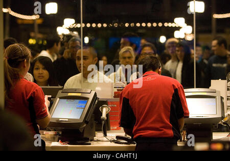 14. Dezember 2007, San Diego, Ca.--Line-up Gönner für Tickets bei der Eröffnung des AMC Otay Ranch 12 Kino.  Obligatorische Credit: Foto von Earnie Grafton, San Diego Union-Tribune/Zuma Press. Copyright 2007 San Diego Union-Tribune Stockfoto