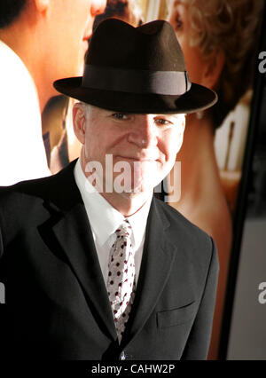 16. Dezember 2007 statt - New York, NY, USA - STEVE MARTIN bei der New York-Premiere von "Krieg des Charlie Wilson" im Museum of Modern Art. (Kredit-Bild: © Nancy Kaszerman/ZUMA Press) Stockfoto