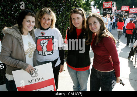 17. Dezember 2007 weiter - Hollywood, CA, USA - General Hospital LINDZE LETHERMEN GH Schriftstellerin KAREN HARRIS, GH Schriftsteller TRACEY THOMSON und NATIALA LIVINGTON WGA Schriftsteller tagsüber Seifenopern auf den Streikposten bei CBS in Hollywood als der Streik der Writers Guild Assosciation.  Foto: Jonathan Alcorn / Stockfoto