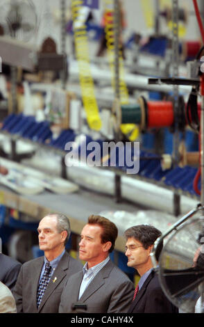 Kaliforniens Gouverneur Arnold Schwarzenegger, zusammen mit Bürgermeister von San Jose Chuck Reed (links) und CEO von Silicon Valley Leadership Group Carl Guardino (rechts) besucht eine Pressekonferenz für seine Gesundheitsreform Plan Finelite Produktionsstandort in Union City, Kalifornien 20. Dezember 2007. Die Stockfoto