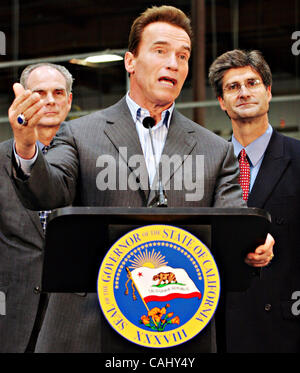 Kaliforniens Gouverneur Arnold Schwarzenegger, zusammen mit Bürgermeister von San Jose Chuck Reed (links) und CEO von Silicon Valley Leadership Group Carl Guardino (rechts) spricht über seine Gesundheitsreform Plan Finelite Produktionsstandort in Union City, Kalifornien, 20. Dezember 2007. Die Gesundheitsversorgung Securi Stockfoto