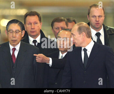 Neubau Toyota-Werk in St. Petersburg-Vororten von Schuschary, 21. Dezember 2007. Vladimir Putin Teilnahme an der Eröffnung des Toyopta Werkes. Präsident der Toyota Motor Corporation Katsuaki Watanabe (links von Putin) und Hiroshi Okuda (&#22885; &#30000; &#30889; Okuda Hiroshi), Vorsitzender des Stockfoto