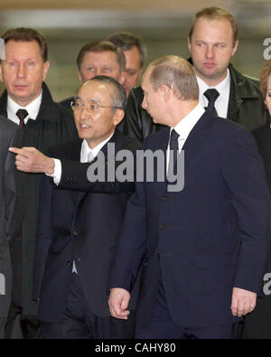 Neubau Toyota-Werk in St. Petersburg-Vororten von Schuschary, 21. Dezember 2007. Vladimir Putin Teilnahme an der Eröffnung des Toyopta Werkes. Präsident der Toyota Motor Corporation Katsuaki Watanabe (links von Putin) Stockfoto