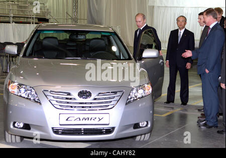 Neubau Toyota-Werk in St. Petersburg-Vororten von Schuschary, 21. Dezember 2007. Vladimir Putin Teilnahme an der Eröffnung des Toyopta Werkes. Präsident der Toyota Motor Corporation Katsuaki Watanabe (zurück) Stockfoto