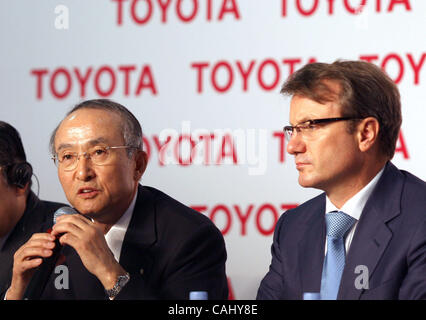 Neubau Toyota-Werk in St. Petersburg-Vororten von Schuschary, 21. Dezember 2007. Feierliche Eröffnung Zeremonie: Leiter des größten russischen Bank - Sberbank Herman Gref und Präsident der Toyota Motor Corporation Katsuaki Watanabe (l) Stockfoto