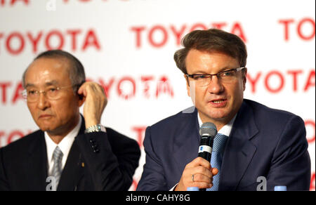 Neubau Toyota-Werk in St. Petersburg-Vororten von Schuschary, 21. Dezember 2007. Feierliche Eröffnung Zeremonie: Leiter des größten russischen Bank - Sberbank Herman Gref und Präsident der Toyota Motor Corporation Katsuaki Watanabe (l) Stockfoto