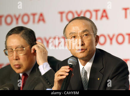 Neubau Toyota-Werk in St. Petersburg-Vororten von Schuschary, 21. Dezember 2007. Feierliche Eröffnung Zeremonie: Okuda Hiroshi, Vorstandsvorsitzender der Toyota Motor Corporation und Präsident der Toyota Motor Corporation Katsuaki Watanabe (R) Stockfoto