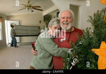 22. Dezember 2007, kaufte Fallbrook, Kalifornien, USA Portrait von TERRY und MIKE HAWTHORNE in ihrem Mobilheim sie im Valley Oaks Mobile Home Park. Tragen Sie im Hintergrund bewegen Mitarbeiter in Möbeln aus ihrer Mietwohnung in Oceanside, wo sie aufgehalten hatte. Ihre mobile h Stockfoto