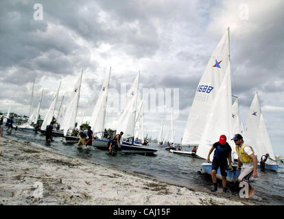 123107 Tc traf 2of3 Segeln Personal Foto von Meghan McCarthy/The Palm Beach Post 0047137A CLO-Jensen Beach-One hundert vierzehn Segler aus der ganzen USA, zwei in jedem Segel fahren Boot, machen ihren Weg zurück zum Ufer nach einem Rennen während der Vanguard 15 Midwinter Regatta in den Vereinigten Staaten Stockfoto