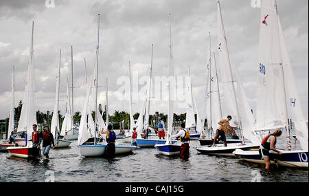 123107 Tc traf 1of3 Segeln Personal Foto von Meghan McCarthy/The Palm Beach Post 0047137A CLO-Jensen Beach-One hundert vierzehn Segler aus der ganzen USA, zwei in jedem Segel fahren Boot, machen ihren Weg zurück zum Ufer nach einem Rennen während der Vanguard 15 Midwinter Regatta in den Vereinigten Staaten Stockfoto