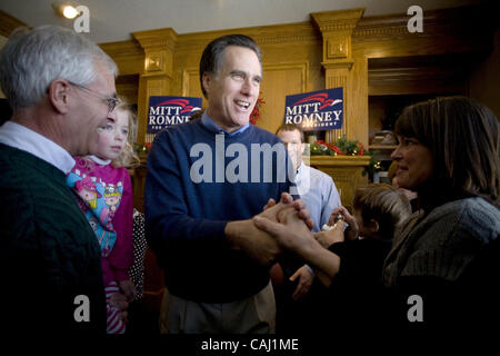 Republikanische Präsidenten hoffnungsvollen Mitt Romney grüßt Unterstützer in der Warren-Residenz in West Des Moines, Iowa, auf Dienstag, 1. Januar 2008. (Brian Bär / Sacramento Bee / MCT) Stockfoto