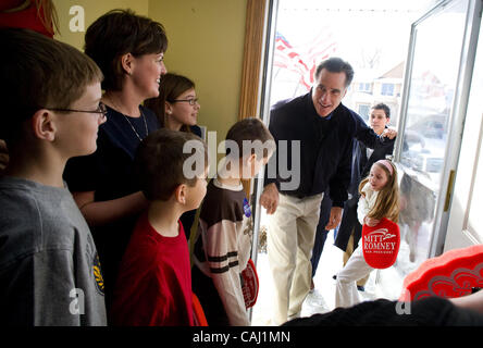 Republikanischen Präsidenten hoffnungsvollen Mitt Romney grüßt die Koch-Familie, wie er kommt, um mit Fans in Johnston, Iowa, auf Dienstag, 1. Januar 2008 zu sprechen. (Brian Bär / Sacramento Bee / MCT) Stockfoto