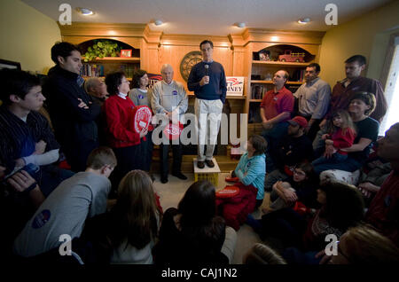 Republikanische Präsidenten hoffnungsvollen Mitt Romney spricht mit Anhänger in der Koch-Residenz in Johnston, Iowa, am Dienstag, 1. Januar 2008. (Brian Bär / Sacramento Bee / MCT) (Kredit-Bild: © Sacramento Bee/ZUMA Press) Stockfoto