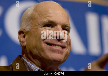 Republikanischen Präsidenten hoffnungsvollen US-Senator John McCain begrüßt Fans auf einer Kundgebung der Kampagne in Dubuque regionaler Flughafen in Dubuque, Iowa, bei Mittwoch, 2. Januar 2008. (Brian Bär / Sacramento Bee / MCT) Stockfoto