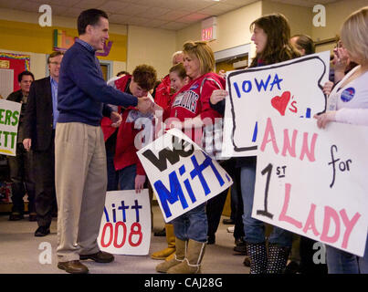 Republikanische Präsidenten hoffnungsvollen Mitt Romney grüßt Supporter Chelsea Corbin von Lordstown High School in Ohio, bei seinem '' starke Amerika '' Tourstop und Pressekonferenz in Bettendorf Middle School in Bettendorf, Iowa Mittwoch, 2. Januar 2008. (Brian Bär / Sacramento Bee / MCT) (Kredit-Bild: © Sac Stockfoto