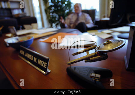 LEDE Foto--Das Schreibtisch-Ornament des Raumschiffs Enterprise ist ein Symbol für die neue Grenze, dass James Mize Emabarks auf als neuen Vorsitzenden Richters von Sacramento County Superior Court, Donnerstag, 3. Januar 2008.  Sacramento Bee / Lezlie Sterling Stockfoto