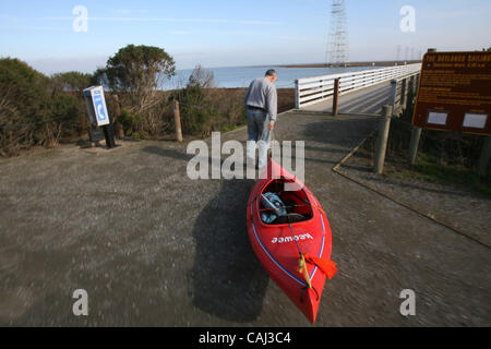 5. Januar 2008 - Palo Alto, Kalifornien, USA - ANDREI SARNA zieht sein Kajak über die Rampe an der Bootsanlegestelle am Palo Alto Baylands Nature Preserve am ersten sonnigen Tag in Wochen. (Kredit-Bild: © Norbert Von Der Groeben/Norbeert Von Der Groeben/ZUMA Press) Stockfoto