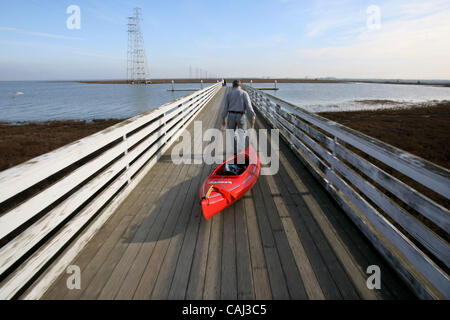 5. Januar 2008 - Palo Alto, Kalifornien, USA - ANDREI SARNA zieht sein Kajak über die Rampe an der Bootsanlegestelle am Palo Alto Baylands Nature Preserve am ersten sonnigen Tag in Wochen. (Kredit-Bild: © Norbert Von Der Groeben/Norbeert Von Der Groeben/ZUMA Press) Stockfoto