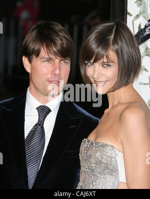 9. Januar 2008; Hollywood, Kalifornien, USA;  Schauspieler TOM CRUISE und Frau Schauspielerin KATIE HOLMES auf der "Mad Money" Los Angeles Premiere im MAnn Village Theatre statt. Obligatorische Credit: Foto von Paul Fenton/ZUMA Press. ( Stockfoto