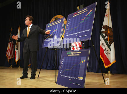 Gouverneur Arnold Schwarzenegger stellt seine staatlichen Budgetplan während einer Pressekonferenz in Sacramento Donnerstag, 10. Januar 2008.  Schwarzenegger zeigt Charts, Top, die der aktuellen Haushaltssituation im Vergleich zu seinem Haushaltsentwurf, unteren Diagramme darstellen was er sagt, würde die aktuelle Zustand b stabilisieren Stockfoto