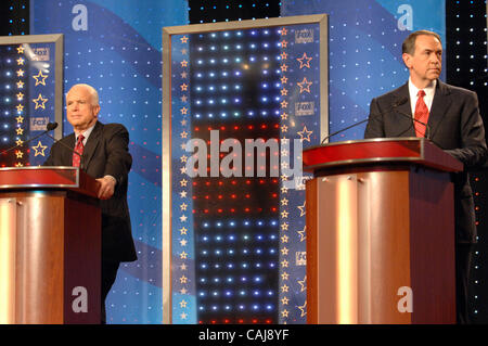 10. Januar 2008 - Myrtle Beach, South Carolina, USA - (L-R) US-Senator JOHN MCCAIN und ehemaliger Gouverneur MIKE HUCKABEE Particpates den ersten Platz in der Süden republikanischen Präsidentendebatte, die nahm Platz im Myrtle Beach Convention Center.  Copyright 2008 Jason Moore. Obligatorische Credit: Jaso Stockfoto