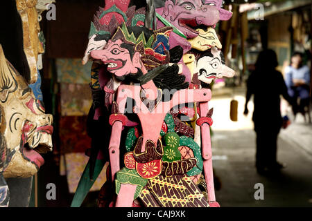 SOLO, zentral-JAVA, Indonesien-Januar 13, 2008 Wayang traditionelle Wodden Puppen zum Verkauf an Triwindu Markt bekannt für Solo Antikmarkt angezeigt werden.  Solo oder Surakarta ist das Zentrum der javanischen Kultur wo es war die Lage des großen Reiches Mataram, bevor von Yogyakarta abgetrennt wurde Stockfoto