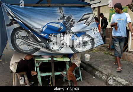 SOLO, zentral-JAVA, Indonesien-Januar 13, 2008 typische Straße Garküche, diesein mit ein Werbebanner eines Motorrad-Unternehmens auf Solo Hauptgeschäftsviertel bedeckt.  Solo oder Surakarta ist das Zentrum der javanischen Kultur wo es war, die Lage des großen Reiches Mataram vor Yogyakarta w Stockfoto