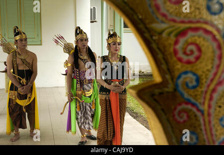 SOLO, zentral-JAVA, Indonesien-Januar 13, 2008 traditionelle javanische Tänzerinnen bereitet vor einem Bedoyo Tanz, eine traditionelle Aufführung am Bedoyo Tanz in der Kraton Mangkunegara, der Palast des zweiten Hauses Epochen in Solo.  Solo oder Surakarta ist das Zentrum der javanischen Kultur wo es war Stockfoto