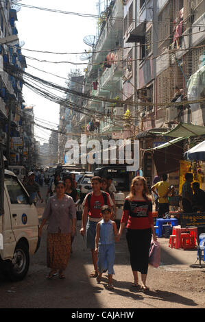 14. Januar 2008 - Rangun, Burma, Myanmar - Spaziergang durch die belebten Straßen von Rangun (Yangon), Hauptstadt Burmas eine Mutter und ihre Tochter. Das birmanische Militär eine unbekannte Anzahl von Mönchen zusammen mit einer japanischen Fotografen getötet, und viele mehr, nach Protesten in späten 2007 brachte Zehntausende tho im Gefängnis Stockfoto