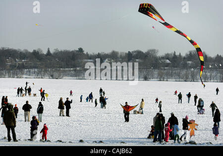 12. Januar 2008 gehalten - Minneapolis, Minnesota, USA - ein Licht Wind Drachen fliegen während der See Harriet Winter Kite Festival. Mitglieder des Vereins Minnesota Kite waren einerseits für Demonstrationen und helfen Menschen, die ihre Drachen zu fliegen. Es gab auch Eis Eislaufen, Eis, Angeln und Marshmallows rösten.  (C Stockfoto