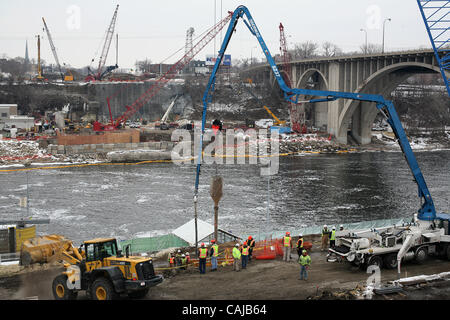 12. Januar 2008 - Minneapolis, Minnesota, USA - Arbeitskräfte am Standort der Interstate 35W Brücke Beton gegossen in einen 100-Fuß Tiefgründung Schacht auf der Südseite des Mississippi River. Diese Pfähle werden die wichtigsten Brückenpfeiler unterstützen.  (Kredit-Bild: © Jennifer Simonson/Minneapolis Star Tri Stockfoto