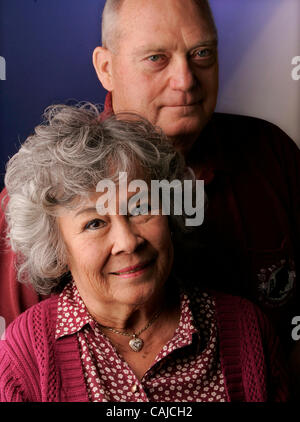 HLpueblo281695x007.jpg 16.01.2008 STUDIO (San Diego, Kalifornien) USA  LARRY (Cq) STRICKLAND, Hintergrund von Warner Springs und seine Frau MIMI (Cq) STRICKLAND. LARRY war ein US-Navy Petty Officer 3.Klasse auf dem Spion Schiff, USS Pueblo auf 2. Januar 1968 wenn es durch Nordkorea erfasst wurde. Die Crew-rem Stockfoto