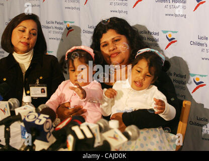 22. Januar 2008 sitzen - Stanford, Kalifornien, USA - YURELIA und FIORELLA ROCHA-ARIEN mit ihrer Mutter MARIA Elisabeth ARIEN im Rahmen einer Pressekonferenz am Packard Children Hospital. Die Mädchen kommen nach Hause San Jose, Costa Rica, nachdem eine neunstündige Trennung Operation am 12. November, Stockfoto