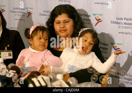 22. Januar 2008 sitzen - Stanford, Kalifornien, USA - YURELIA und FIORELLA ROCHA-ARIEN mit ihrer Mutter MARIA Elisabeth ARIEN im Rahmen einer Pressekonferenz am Packard Children Hospital. Die Mädchen kommen nach Hause San Jose, Costa Rica, nachdem eine neunstündige Trennung Operation am 12. November, Stockfoto