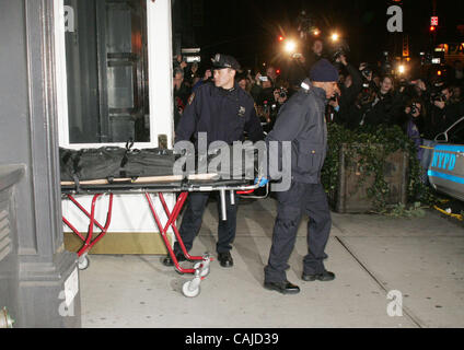 22. Januar 2008 - New York, NY, USA - The NYC Chef Büro des medizinischen Prüfers Rades aus dem Körper des Schauspielers HEATH LEDGER außerhalb seiner Wohnung befindet sich auf 421 Broome Street, wo er tot heute früh gefunden wurde. (Bild Kredit: Stockfoto