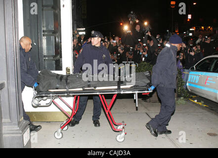 22. Januar 2008 - New York, NY, USA - The NYC Chef Büro des medizinischen Prüfers Rades aus dem Körper des Schauspielers HEATH LEDGER außerhalb seiner Wohnung befindet sich auf 421 Broome Street, wo er tot heute früh gefunden wurde. (Bild Kredit: Stockfoto