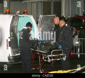 22. Januar 2008 - New York, NY, USA - The NYC Chef Büro des medizinischen Prüfers Rades aus dem Körper des Schauspielers HEATH LEDGER außerhalb seiner Wohnung befindet sich auf 421 Broome Street, wo er tot heute früh gefunden wurde. (Bild Kredit: Stockfoto